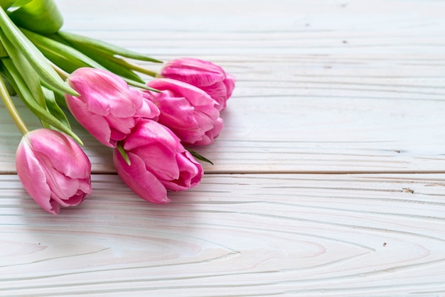 flor de tulipán rosa sobre fondo de madera