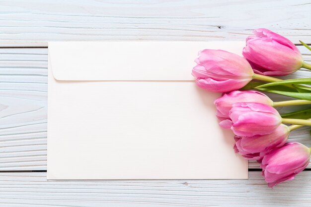flor de tulipán rosa sobre fondo de madera