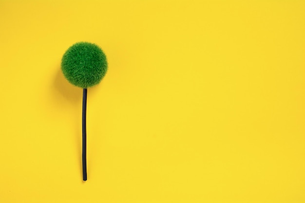 Flor verde decorativa no fundo amarelo com espaço de cópia