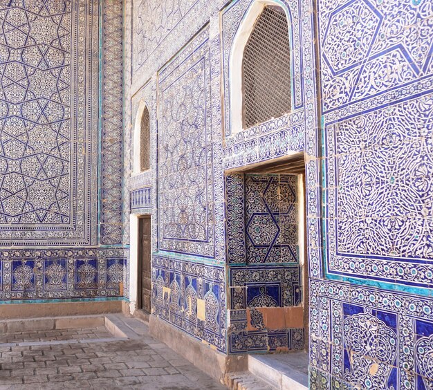 Florale und geometrische Muster auf Baudenkmälern in Usbekistan