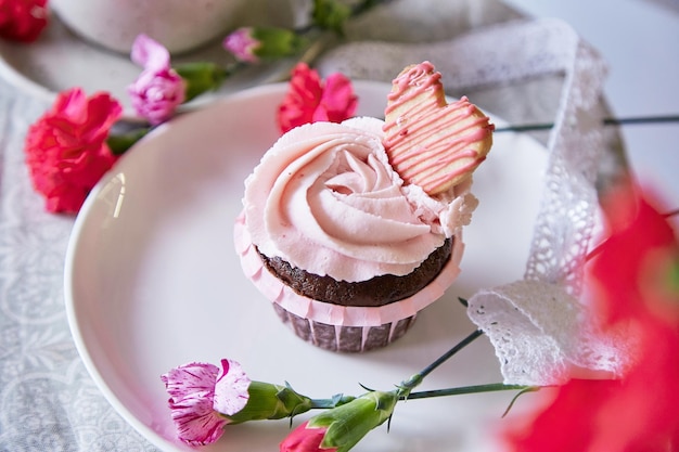 Floraler Cupcake unter Blumendekoration Eskapismus-Konzept verträumter französischer Desserts Spring Food Hintergrund