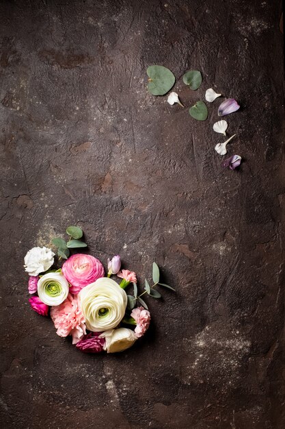 Floraler runder Rahmen mit Eukalyptuszweigen und Blättern, flache Blumen, Draufsicht mit Kopierraum