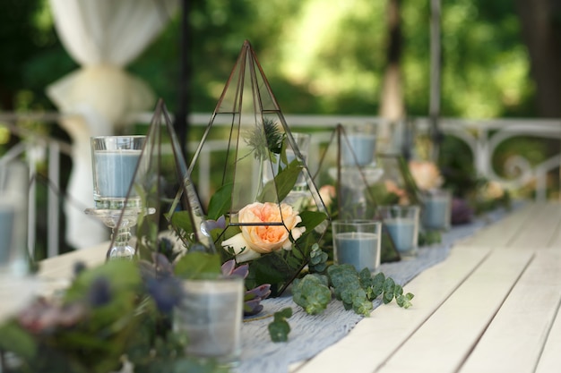 Foto florario con flores frescas suculentas y rosas decoración de la mesa festiva