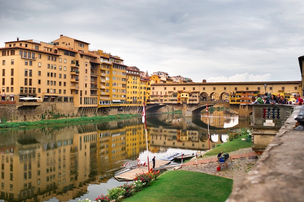 Florença, Itália, 11 de outubro de 2018: Ponte Vecchio sobre o rio Arno, em Florença, Itália.