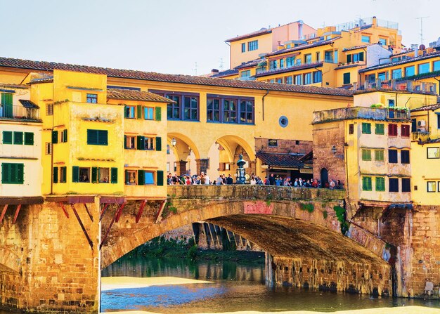 Florença, itália - 16 de outubro de 2016: pessoas na ponte ponte vecchio em florença, na itália.