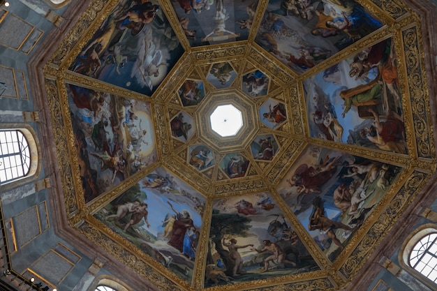 Florença, Itália - 24 de junho de 2018: vista panorâmica da cúpula interior das Capelas Médici (Cappelle Medicee) são duas estruturas da Basílica de San Lorenzo, em Florença