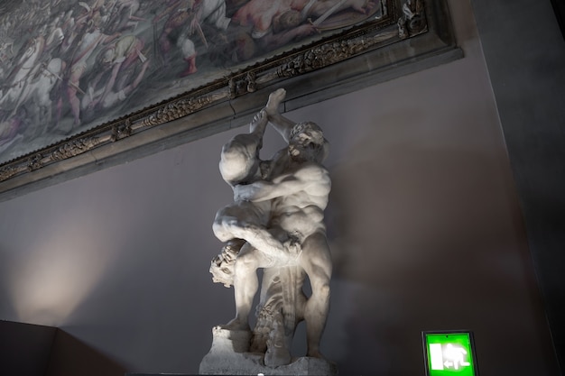 Florença, Itália - 24 de junho de 2018: vista panorâmica de esculturas de mármore de artistas italianos no Palazzo Vecchio (antigo palácio)