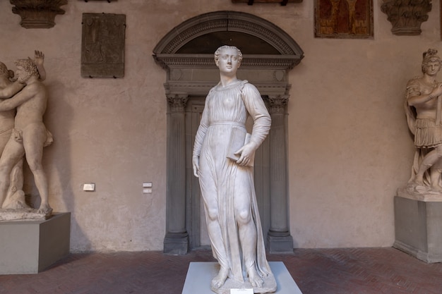 Florença, itália - 24 de junho de 2018: vista panorâmica de esculturas em bargello, também conhecido como palazzo del bargello, museo nazionale del bargello. é um antigo quartel e prisão, agora um museu de arte