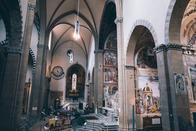 Florença, Itália - 24 de junho de 2018: Vista panorâmica do interior da Basílica de Santa Maria Novella. é a primeira grande basílica de Florença e é a principal igreja dominicana da cidade