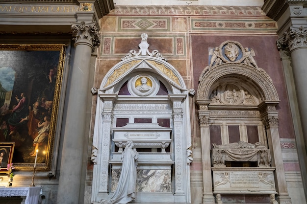 Florença, Itália - 24 de junho de 2018: vista panorâmica do interior da Basílica di Santa Croce (Basílica da Santa Cruz) é a igreja franciscana em Florença e a basílica menor da Igreja Católica Romana