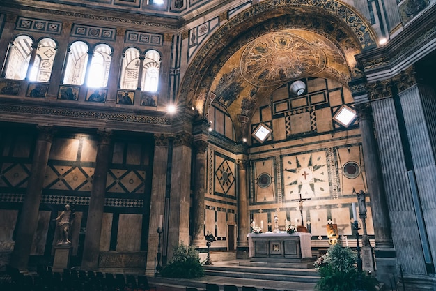 Florença, itália - 24 de junho de 2018: vista panorâmica do interior do batistério de florença (battistero di san giovanni) na piazza del duomo. é um edifício religioso e tem o estatuto de basílica menor