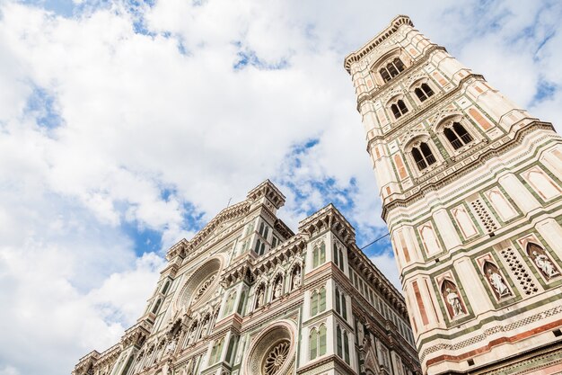 Florença, itália. detalhe do duomo durante um dia ensolarado, mas sem sombra na fachada (muito raro!)