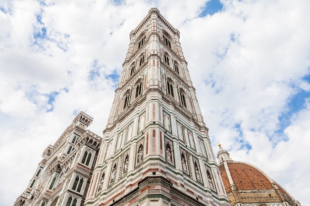 Florença, Itália. Detalhe do Duomo durante um dia ensolarado, mas sem sombra na fachada (muito raro!)