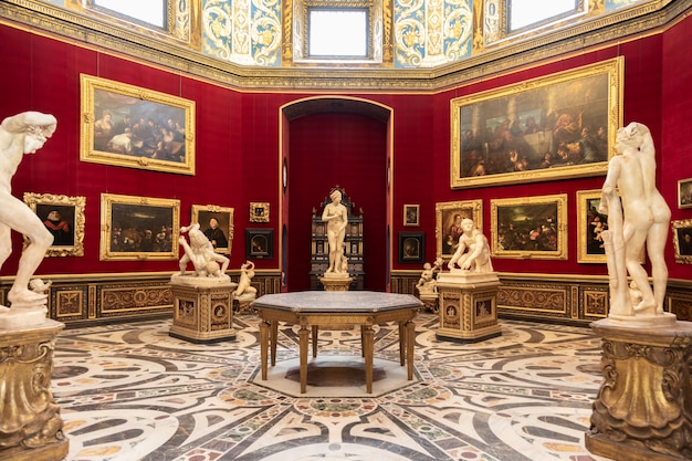 Florença, Itália - por volta de agosto de 2021: a sala Tribuna foi o primeiro núcleo da Galeria Uffizi.