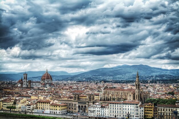 Florença sob um céu nublado em efeito de mapeamento de tom hdr