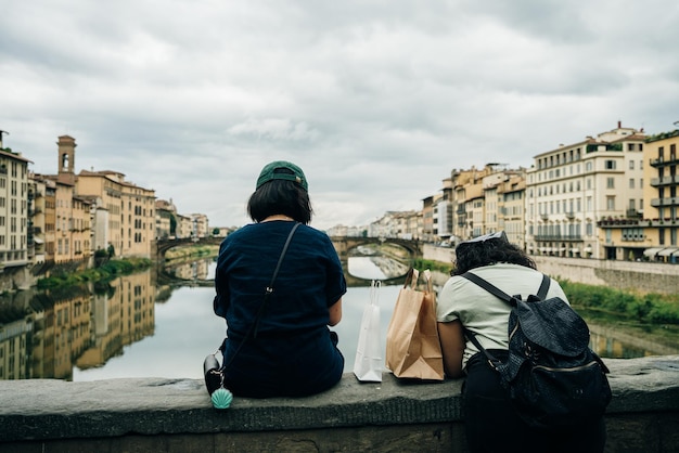 Florença, turistas à procura de ponte alla carraia marco medieval da ponte no rio arno. toscana, itália - dezembro de 2021