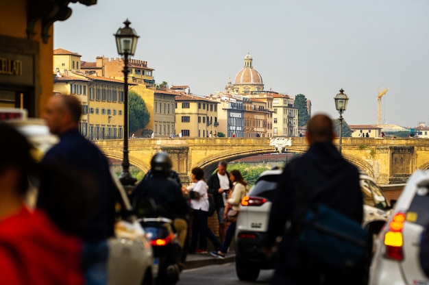 Florencia, Italia-11 de octubre de 2018: Calle Lungarno degli Acciuoli en Florencia.Italia en un tono antiguo.