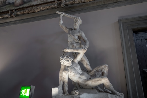 Florencia, Italia - 24 de junio de 2018: Vista de cerca de esculturas de mármol de artistas italianos en el Palazzo Vecchio (Palacio Viejo)