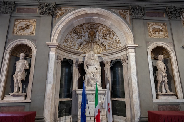 Florencia, Italia - 24 de junio de 2018: Vista de cerca de esculturas de mármol de artistas italianos en el Palazzo Vecchio (Palacio Viejo)
