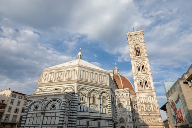 Florencia, Italia - 24 de junio de 2018: Vista panorámica del complejo del Duomo: Baptisterio de San Juan, Cattedrale di Santa Maria del Fiore y Campanile de Giotto. La gente camina en la Piazza del Duomo en verano