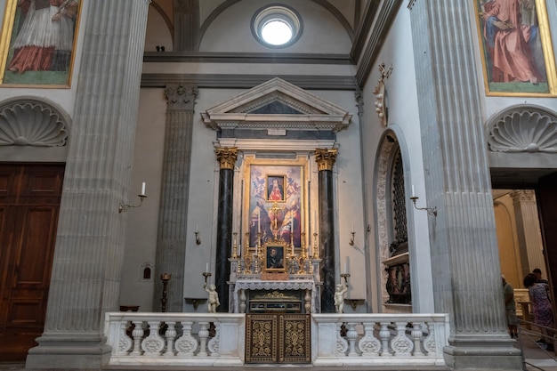 Florencia, Italia - 24 de junio de 2018: Vista panorámica del interior de la Basílica de San Lorenzo (Basílica de San Lorenzo) es una de las iglesias más grandes de Florencia, Italia.