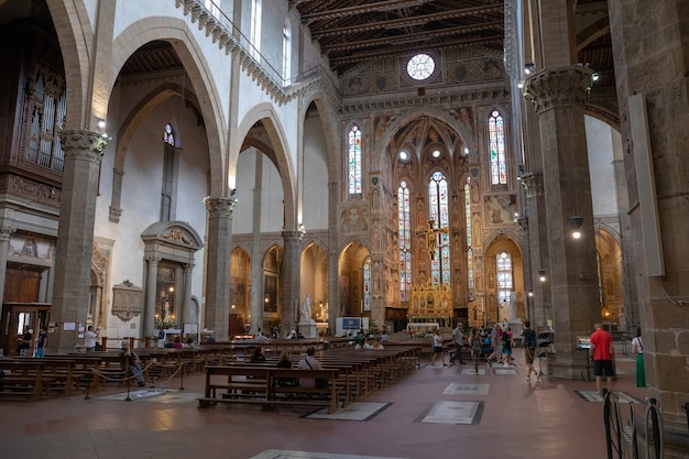 Florencia, Italia - 24 de junio de 2018: Vista panorámica del interior de la Basílica de Santa Croce (Basílica de la Santa Cruz) es la iglesia franciscana en Florencia y la basílica menor de la Iglesia Católica Romana