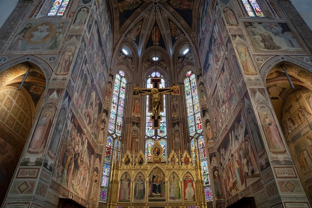 Florencia, Italia - 24 de junio de 2018: Vista panorámica del interior de la Basílica de Santa Croce (Basílica de la Santa Cruz) es la iglesia franciscana en Florencia y la basílica menor de la Iglesia Católica Romana