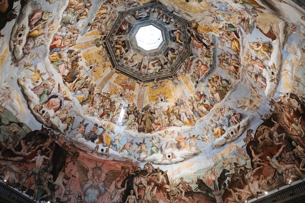 Florencia, Italia - 25 de junio de 2018: Vista panorámica del Día del Juicio Final en la cúpula de la Cattedrale di Santa Maria del Fiore (Catedral de Santa María de la Flor) es la catedral de Florencia