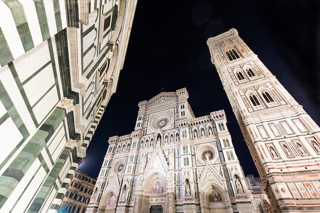 Florencia, Italia - Circa agosto de 2021: Florencia de noche. La arquitectura iluminada del exterior de la famosa catedral.