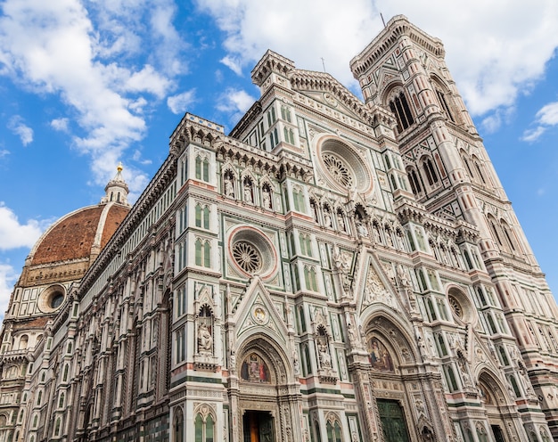 Florencia, Italia. Detalle del Duomo durante un día soleado pero sin sombra en la fachada (¡muy raro!)