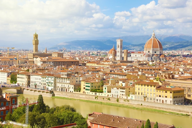 Florencia con el río Arno, Italia