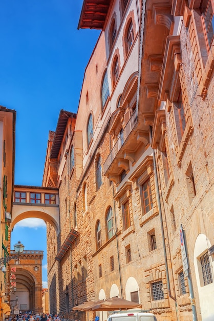 FLORENZ ITALIEN 13. MAI 2017 Schöne Landschaft urbaner und historischer Blick auf Florenz, die Stadt der Renaissance am Fluss Arno Streettourists darauf