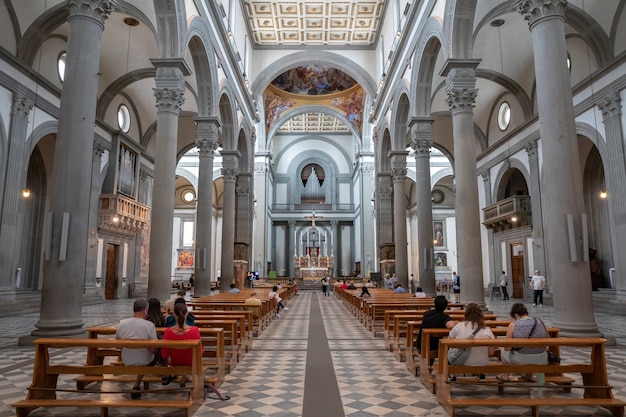 Florenz, Italien - 24. Juni 2018: Panoramablick auf das Innere der Basilica di San Lorenzo (Basilika des Hl. Laurentius) ist eine der größten Kirchen von Florenz, Italien?