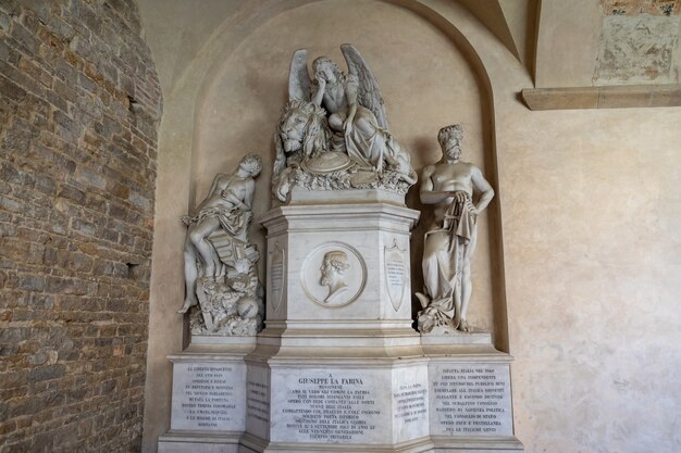 Florenz, Italien - 24. Juni 2018: Panoramablick auf das Innere der Basilica di Santa Croce (Basilika des Heiligen Kreuzes) ist die Franziskanerkirche in Florenz und die kleine Basilika der römisch-katholischen Kirche?