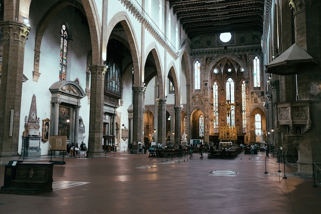 Florenz, Italien - 24. Juni 2018: Panoramablick auf das Innere der Basilica di Santa Croce (Basilika des Heiligen Kreuzes) ist die Franziskanerkirche in Florenz und die kleine Basilika der römisch-katholischen Kirche?