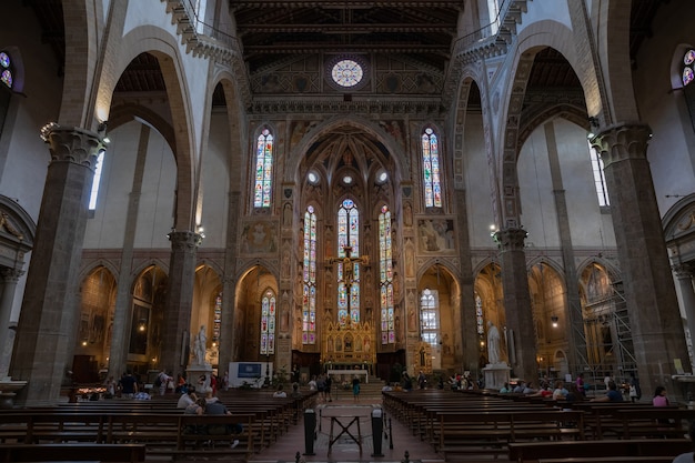 Florenz, Italien - 24. Juni 2018: Panoramablick auf das Innere der Basilica di Santa Croce (Basilika des Heiligen Kreuzes) ist die Franziskanerkirche in Florenz und die kleine Basilika der römisch-katholischen Kirche?