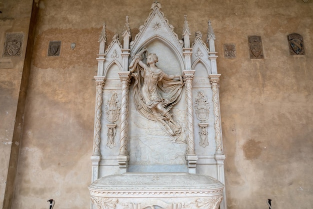 Florenz, Italien - 24. Juni 2018: Panoramablick auf den Innengarten der Basilica di Santa Croce (Basilika des Heiligen Kreuzes) ist die Franziskanerkirche in Florenz und die kleine Basilika der römisch-katholischen Kirche?