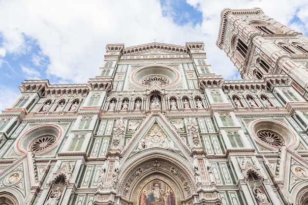 Florenz, Italien. Detail des Doms an einem strahlend sonnigen Tag, aber ohne Schatten an der Fassade (sehr selten!)