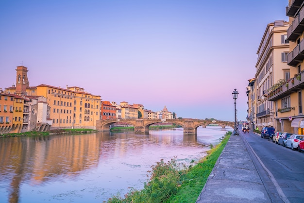 Florenz-Stadt und der Arno-Fluss in der Toskana, Italien.