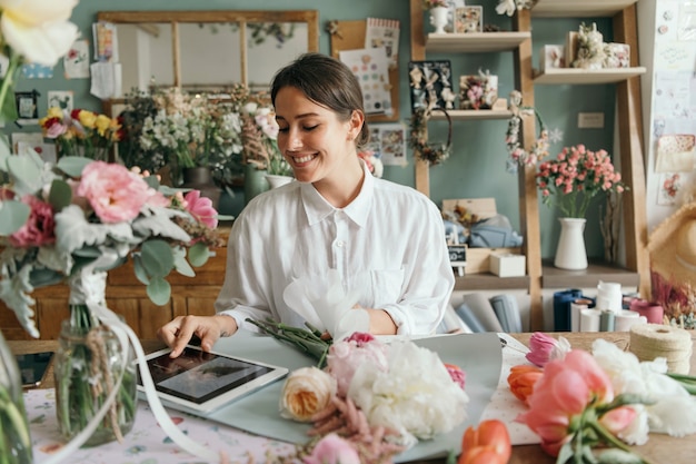 Floreria arreglando un ramo de flores