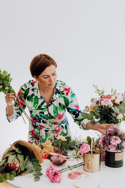 Floreria arreglando un ramo de flores