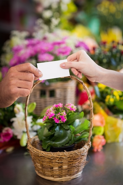 Floreria dando tarjeta de visita al cliente