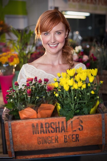 Floreria femenina con caja de ramo de flores