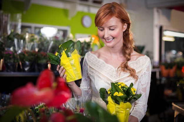 Floreria femenina con ramo de flores