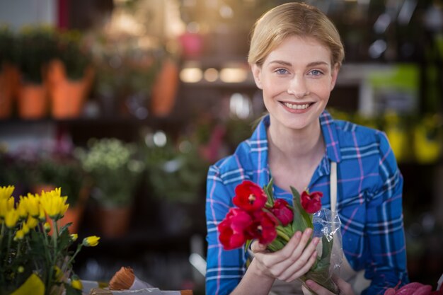 Floreria femenina con ramo de flores