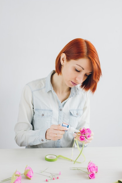 Floreria hace una corona de flores artificiales de Foamiran