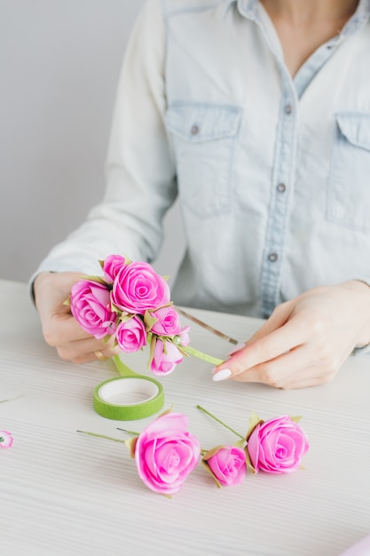 Floreria hace una corona de flores artificiales de Foamiran