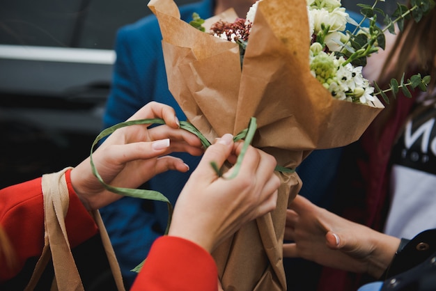 Floreria hace un ramo. Niña de la floristería recoge un hermoso ramo grande