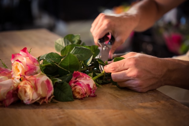 Floreria hombre preparando ramo de flores