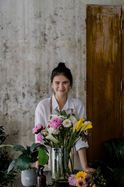 Floreria joven haciendo un hermoso arreglo floral